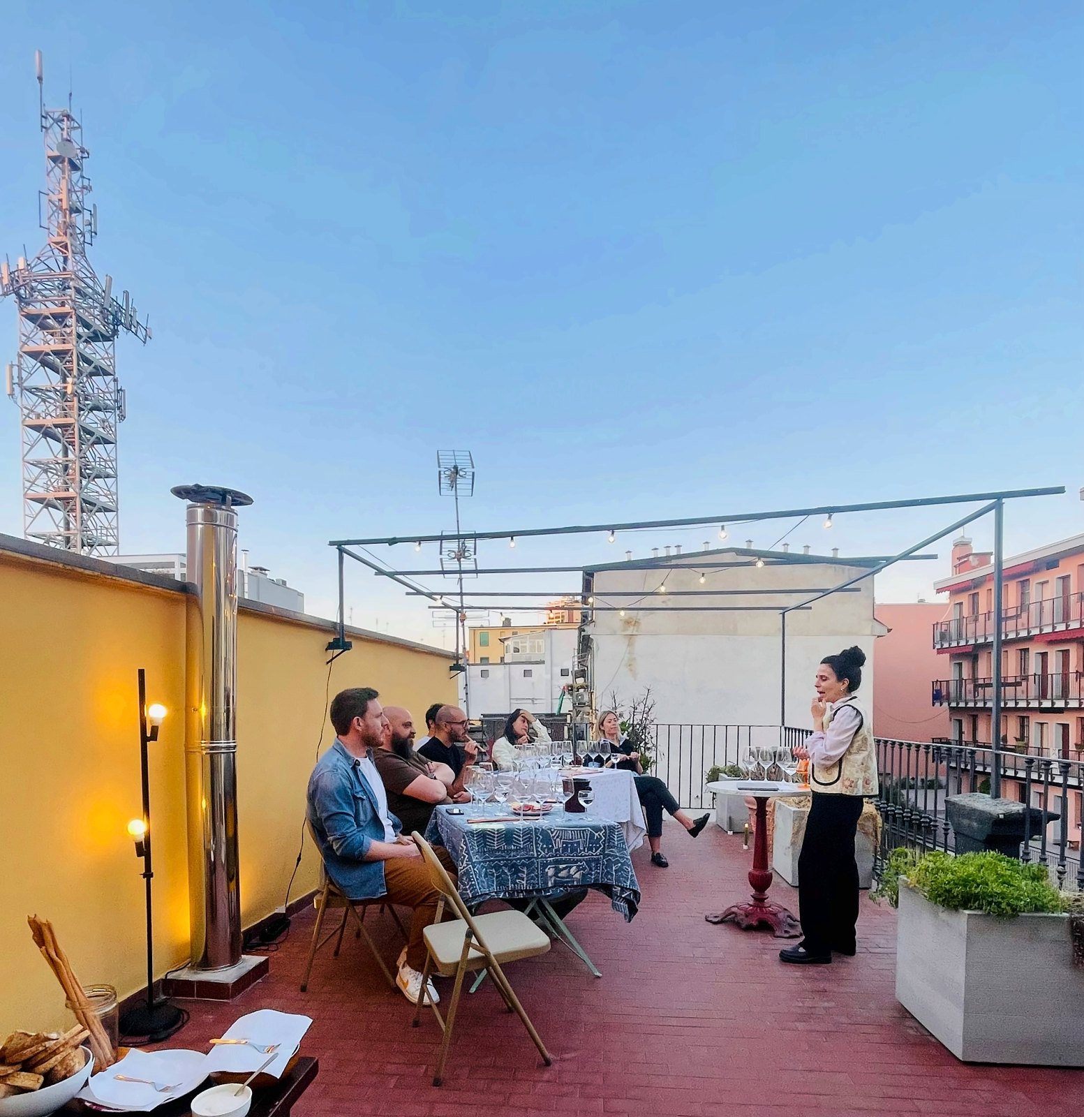 Tavolata in terrazza al tramonto